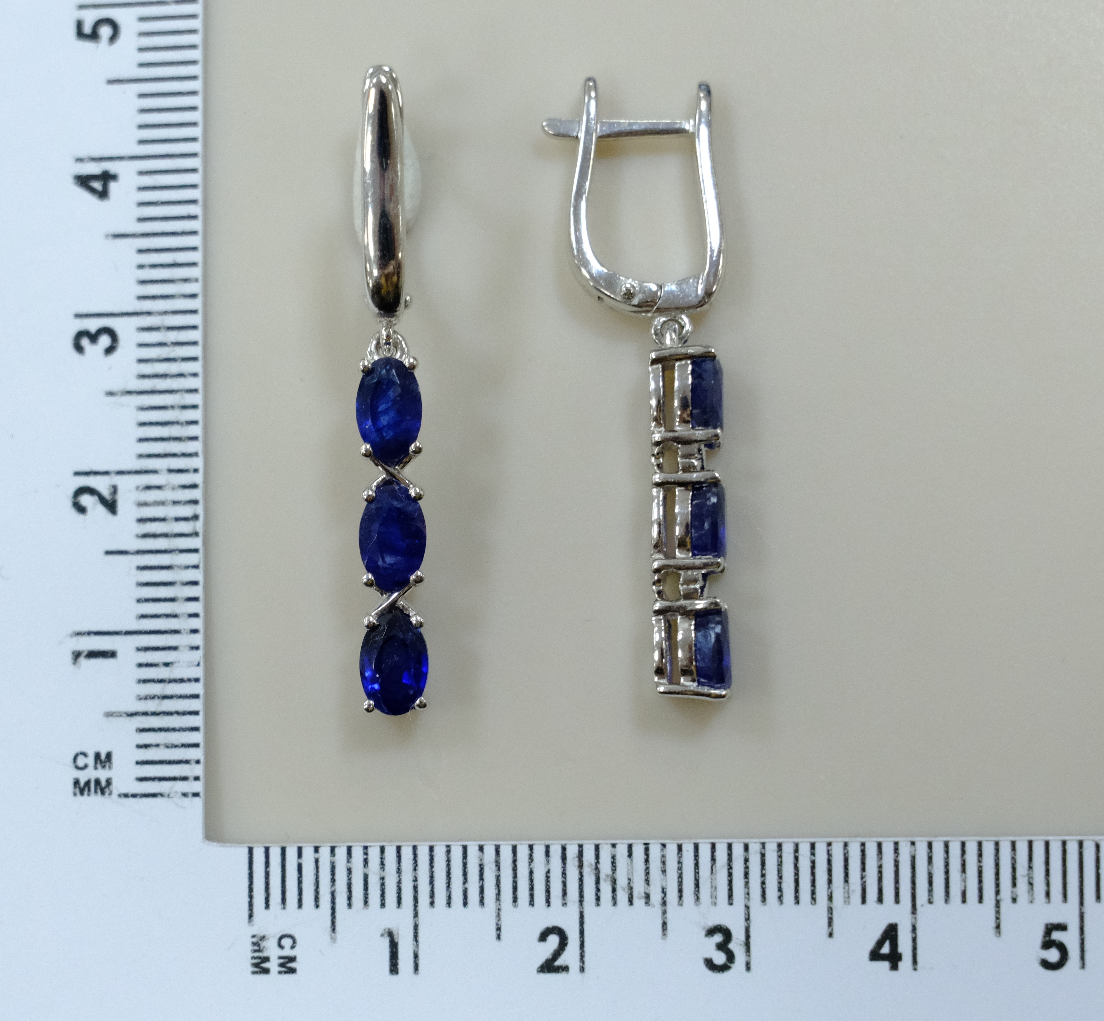 Серебряные серьги с сапфирами